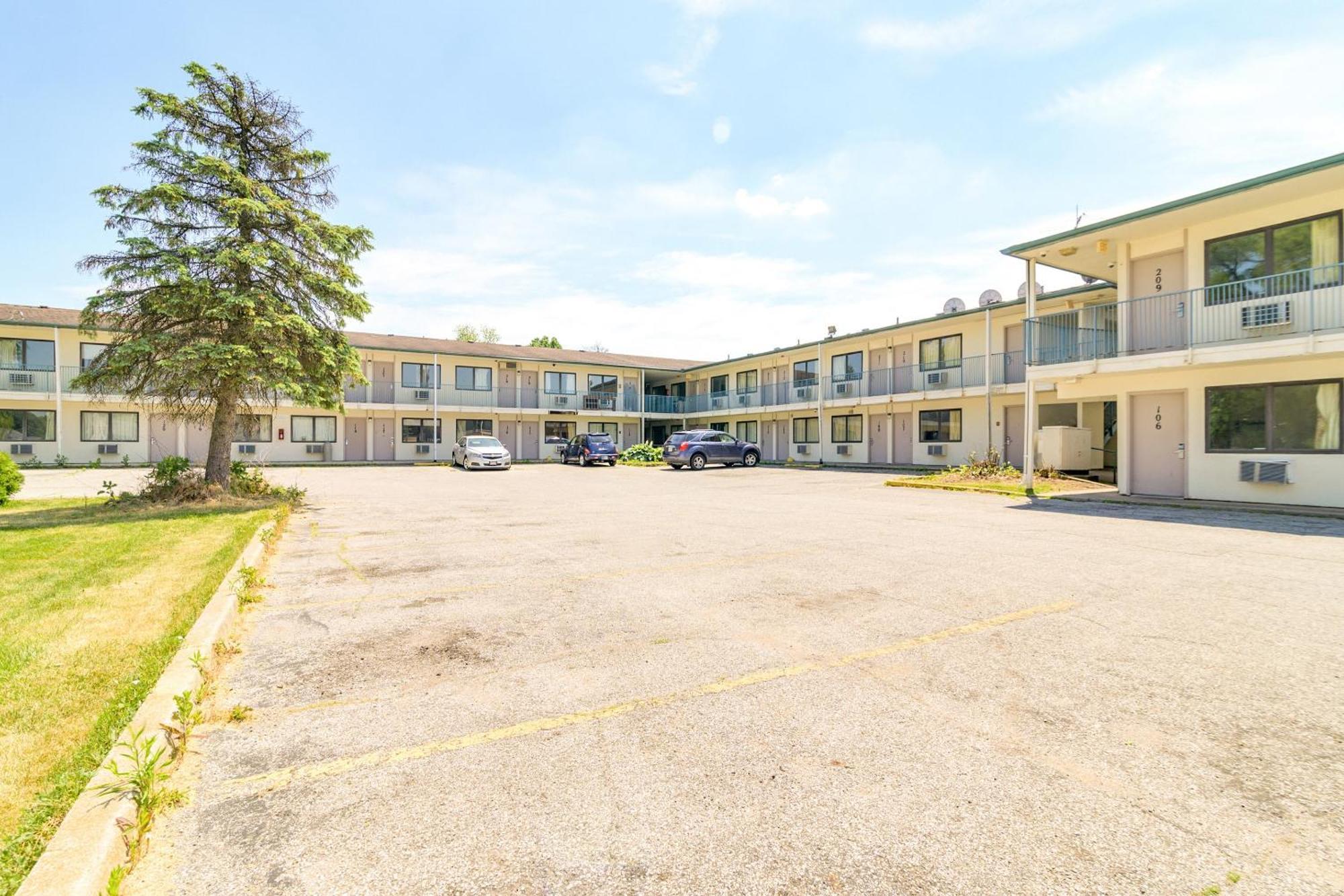 Oyo Hotel South Bend - Campus Exterior photo