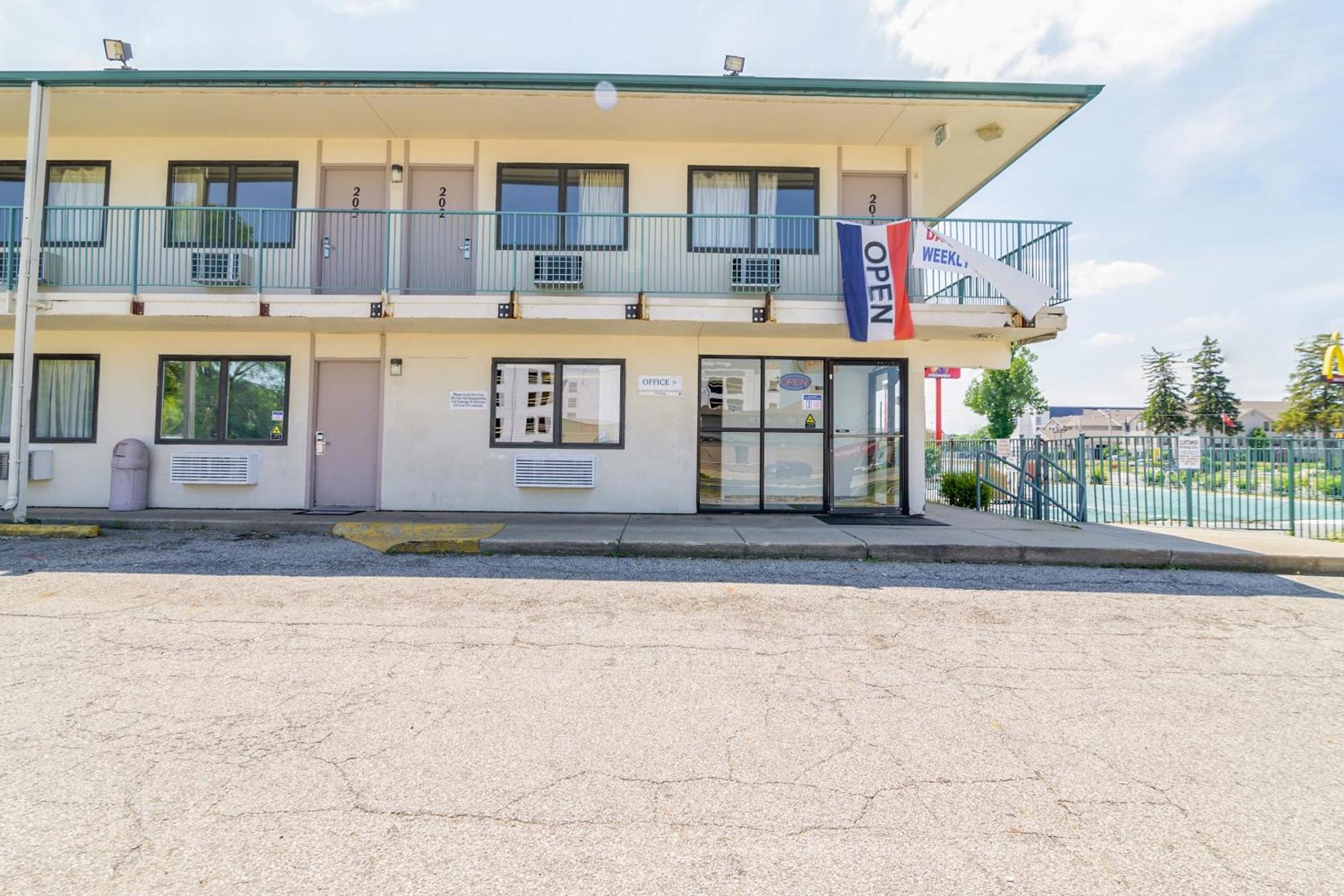 Oyo Hotel South Bend - Campus Exterior photo