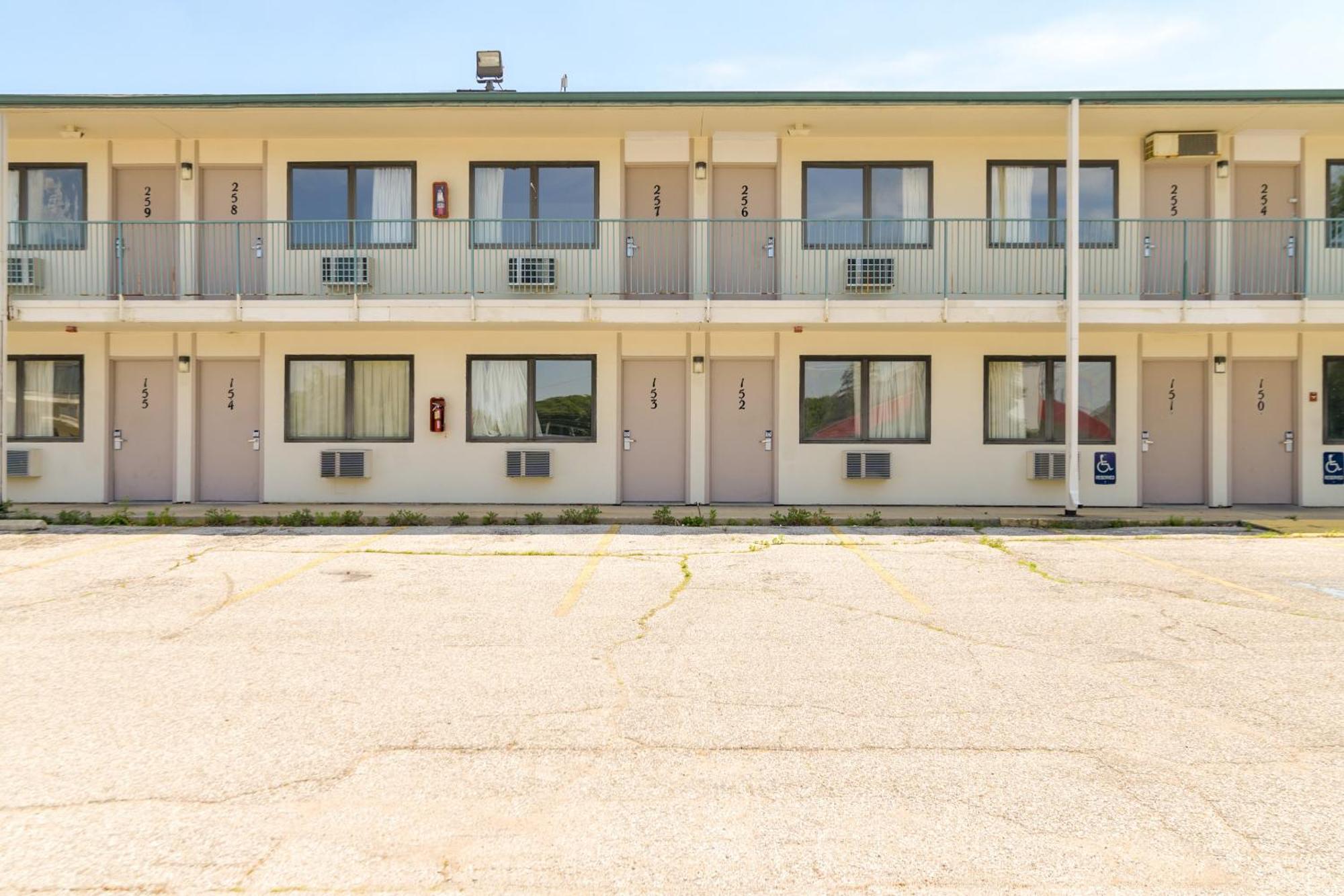 Oyo Hotel South Bend - Campus Exterior photo